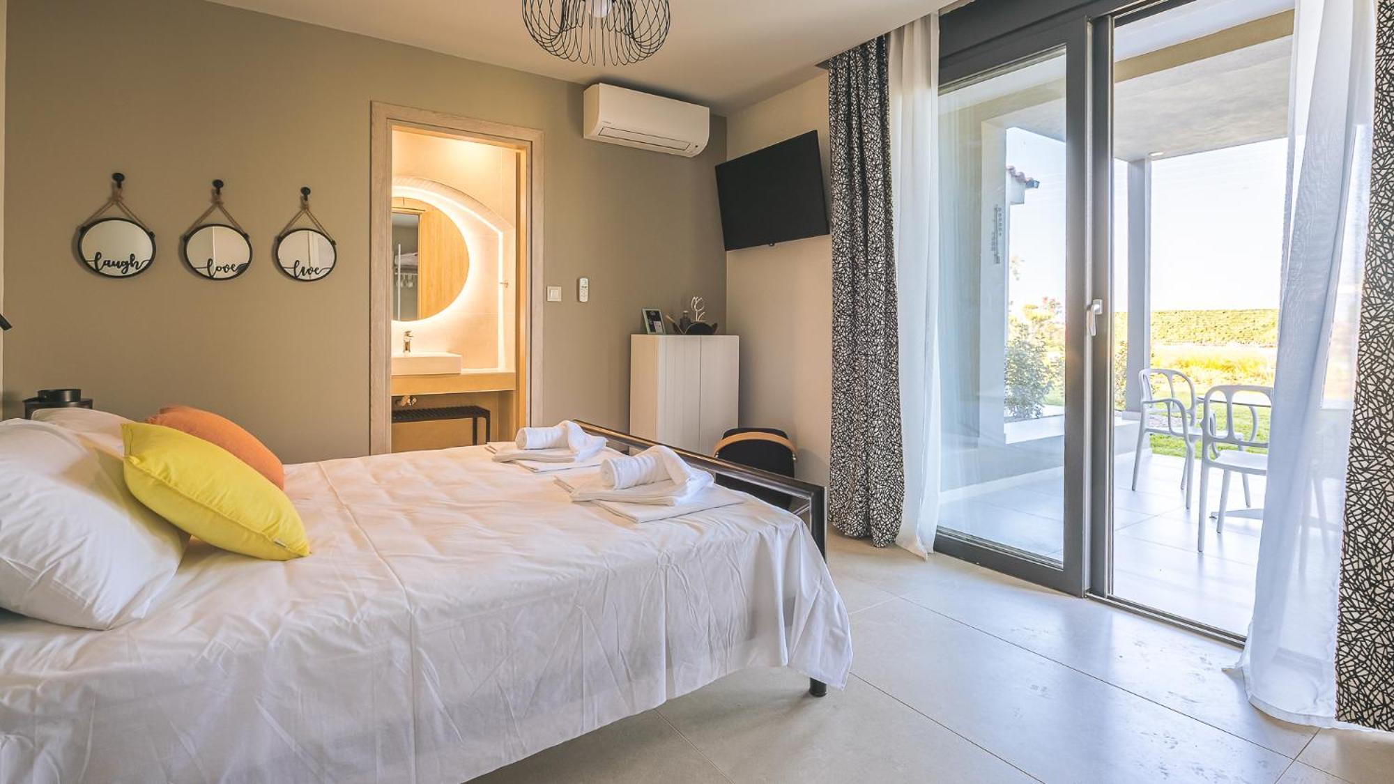 Electra Beachfront Suites, Nea Irakleia Exterior photo